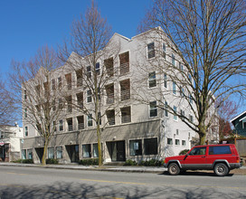 Cali Apartments in West Seattle! in Seattle, WA - Building Photo - Building Photo