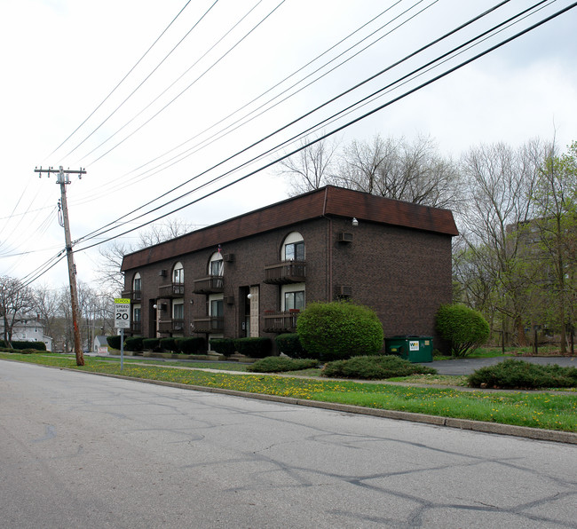 320 Falls Ave in Cuyahoga Falls, OH - Foto de edificio - Building Photo