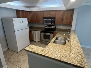 2740 Coconut Bay Ln, Unit 3210 in Sarasota, FL - Foto de edificio - Building Photo