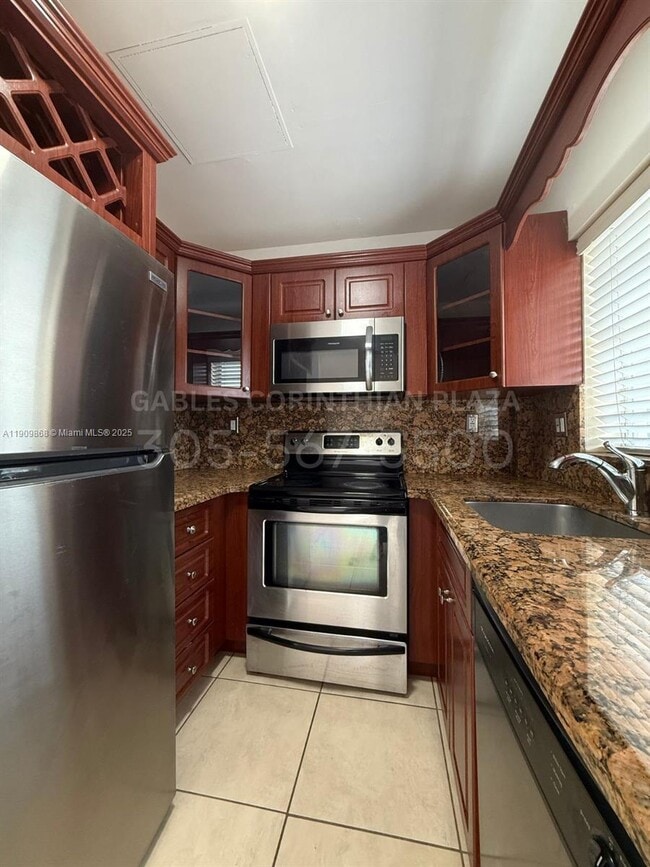 22 Salamanca Ave in Coral Gables, FL - Foto de edificio - Building Photo