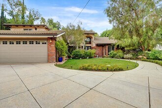 4751 Topeka Dr in Tarzana, CA - Building Photo - Building Photo
