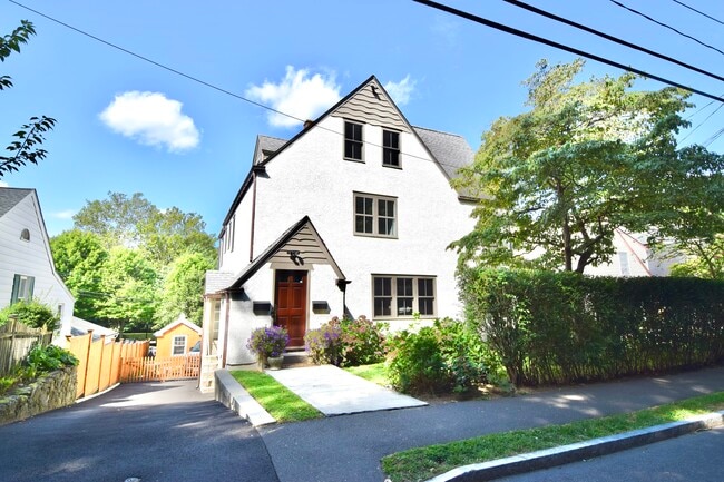 6 Pemberwick Rd, Unit 2nd Fl