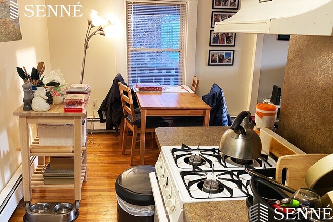 16 Evergreen Sq, Unit 3 in Somerville, MA - Building Photo - Building Photo