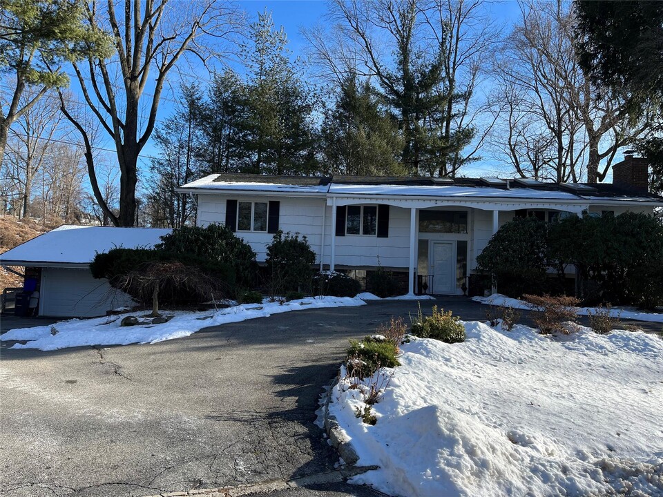 14 Deerhill Ln in Scarsdale, NY - Building Photo