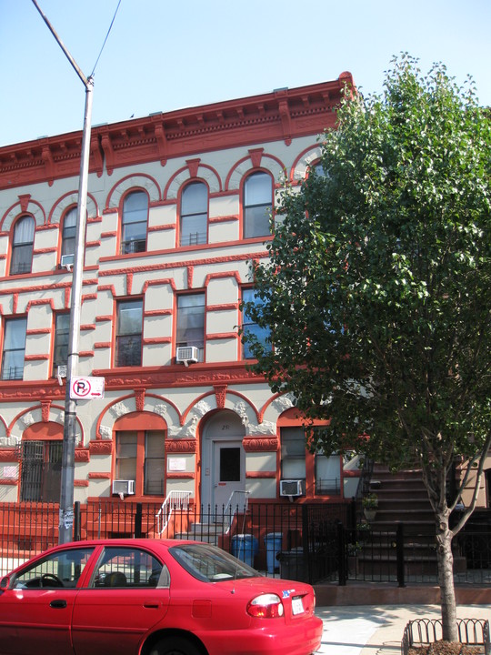 251 Vernon Ave in Brooklyn, NY - Building Photo