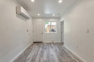 849 W 43rd St in Los Angeles, CA - Foto de edificio - Building Photo