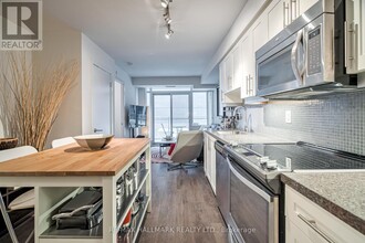 525-525 Adelaide St W in Toronto, ON - Building Photo - Building Photo