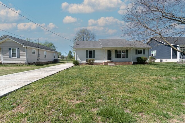 1811 Harbor Dr in Oak Grove, KY - Building Photo - Building Photo