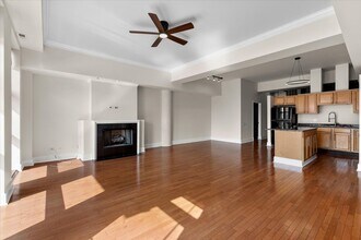 165 N Canal St in Chicago, IL - Building Photo - Building Photo