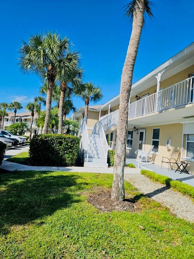 1335 Mainsail Dr in Naples, FL - Building Photo - Building Photo