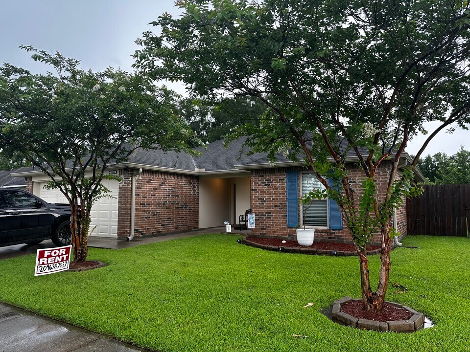 1209 Point Andrew Dr in Gonzales, LA - Building Photo