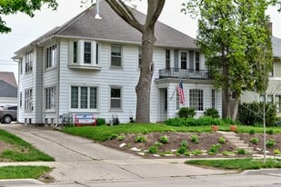 6826 W Wisconsin Ave, Unit Lower in Wauwatosa, WI - Building Photo