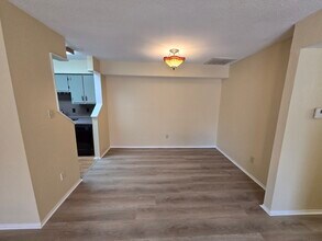 5669 Birchmont Dr in Houston, TX - Foto de edificio - Building Photo