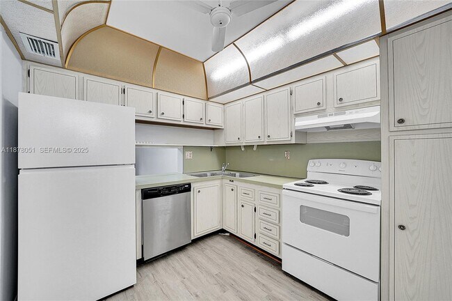 5320 NW 11th St in Lauderhill, FL - Building Photo - Building Photo