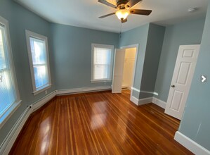 73 Hall Ave, Unit 2 in Somerville, MA - Foto de edificio - Building Photo