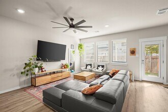 195 Waterside Rd in Buda, TX - Building Photo - Building Photo