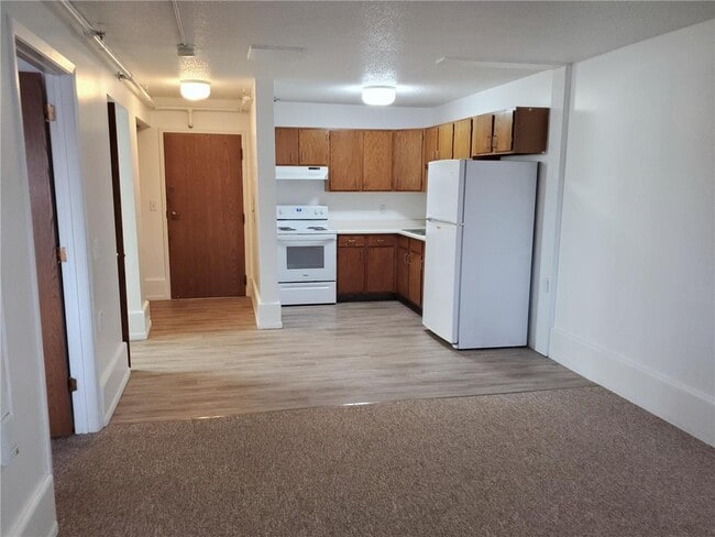 215 Linden Ave W in Winsted, MN - Building Photo - Building Photo