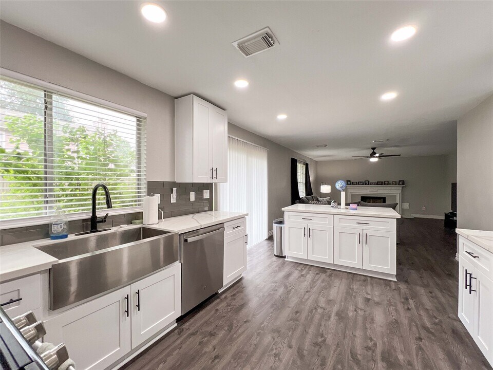 2324 Colleen Dr in Pearland, TX - Foto de edificio