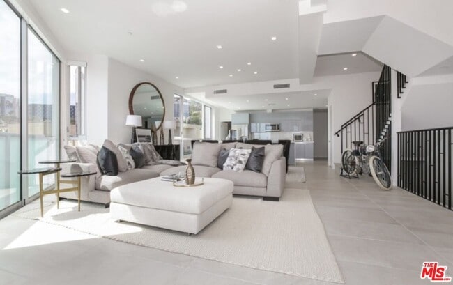 property at 1125 Kings Rd