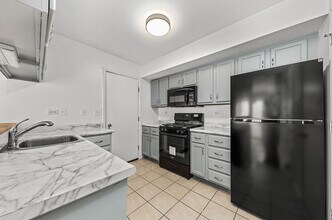 323 N Gregory St in Aurora, IL - Building Photo - Building Photo