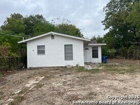 3723 W Martin St in San Antonio, TX - Building Photo