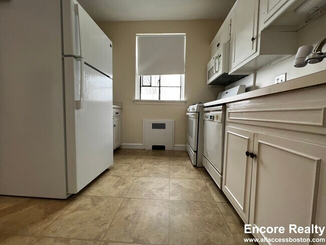 105 Longwood Ave in Brookline, MA - Building Photo - Building Photo