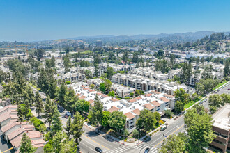 21650 Burbank Blvd in Woodland Hills, CA - Building Photo - Building Photo