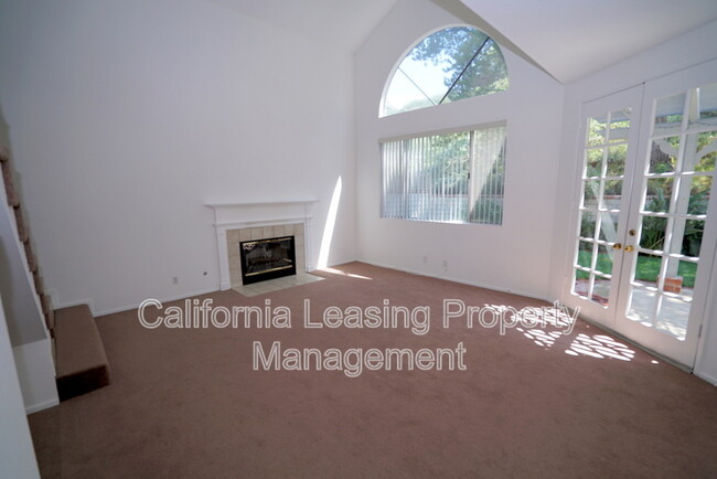 28410 N Evergreen Ln in Santa Clarita, CA - Foto de edificio - Building Photo