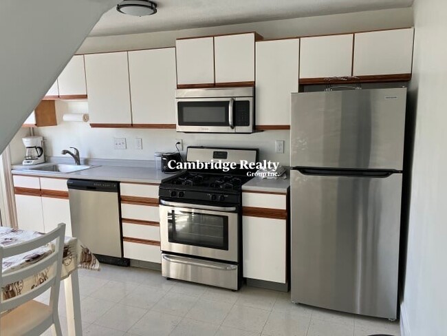 90A Dexter Ave, Unit Top