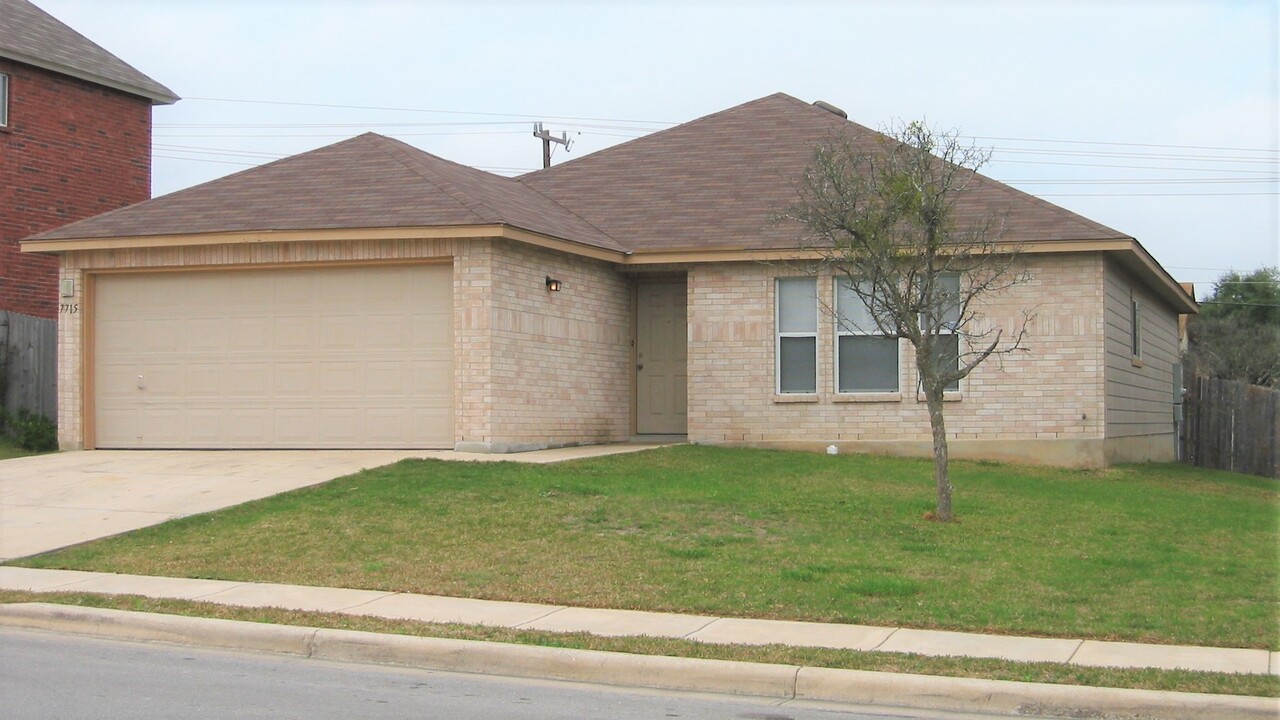 7715 Avery Rd in Live Oak, TX - Building Photo