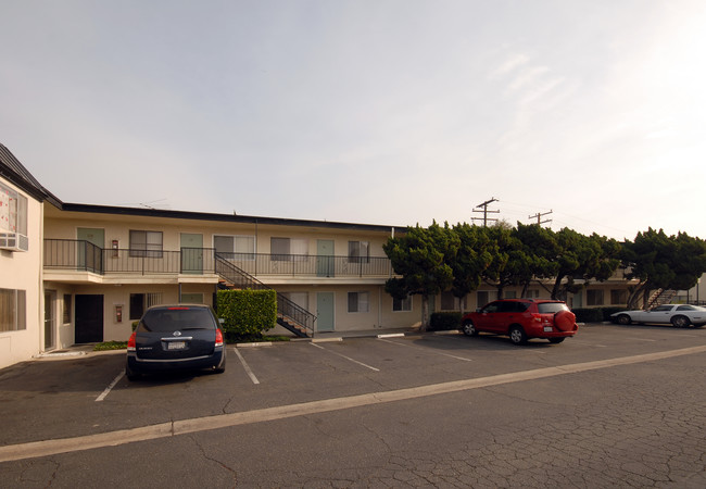 11932 Paramount Blvd in Downey, CA - Building Photo - Building Photo