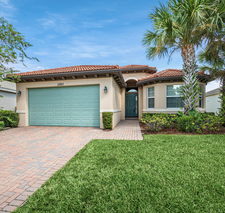 11801 SW Crestwood Cir in Port St. Lucie, FL - Foto de edificio