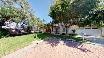 207 La Costa Ct in Costa Mesa, CA - Building Photo