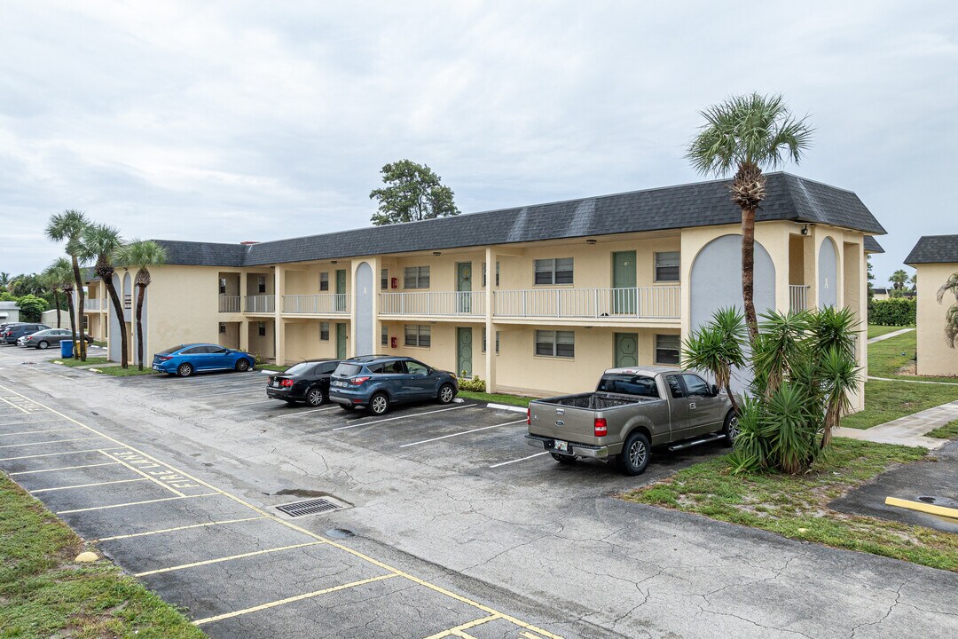 Rex Haven Apartments in Palm Springs, FL - Foto de edificio