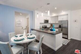 7141 Santa Monica Blvd in West Hollywood, CA - Building Photo - Building Photo