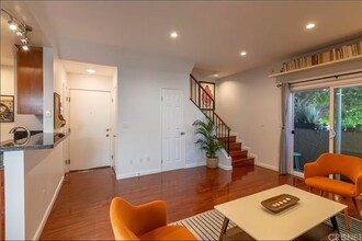 1554 N Hobart Blvd, Unit 2 in Los Angeles, CA - Foto de edificio - Building Photo