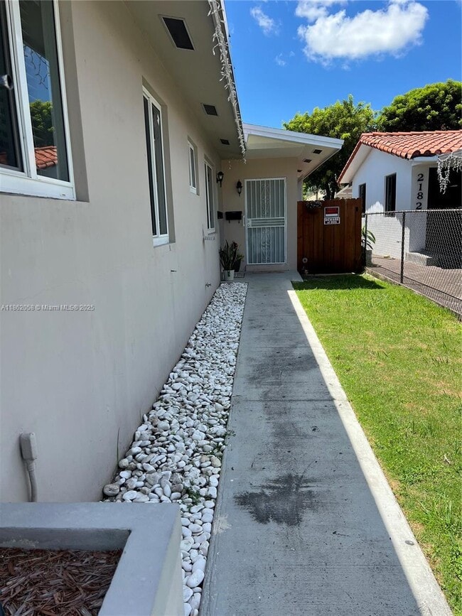 2172 NW 17th St in Miami, FL - Building Photo - Building Photo