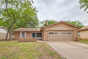 1817 Oakhurst Dr in Irving, TX - Building Photo
