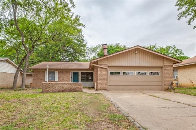 property at 1817 Oakhurst Dr
