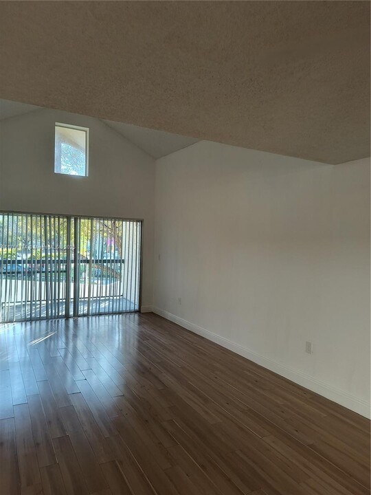 6296 NW 186th St in Hialeah, FL - Building Photo