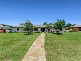 7049 Gateridge Dr in Dallas, TX - Building Photo