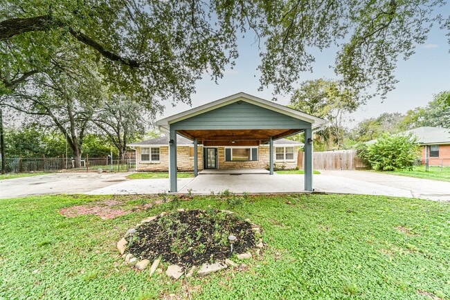 1210 Vince St in Pasadena, TX - Foto de edificio - Building Photo