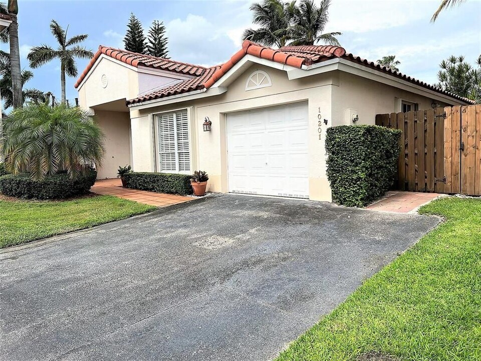 10201 NW 56th St in Doral, FL - Building Photo