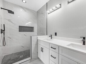 8010 Easter St in Houston, TX - Building Photo - Building Photo