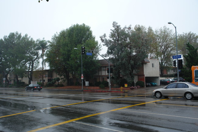 De Soto Place Apartments in Chatsworth, CA - Building Photo - Building Photo