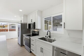 6877 Buena Terra Way in Sacramento, CA - Foto de edificio - Building Photo