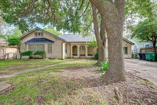 6109 Saxon Dr in Houston, TX - Building Photo