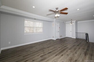 442 Lake Pointe Dr in Middle Island, NY - Building Photo - Building Photo