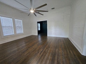 105 W 9th St in Flatonia, TX - Building Photo - Building Photo