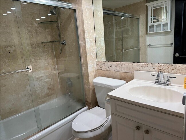 109 Royal Pk Dr in Oakland Park, FL - Building Photo - Building Photo